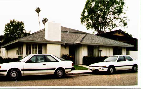 17041 Pinehurst Ln in Huntington Beach, CA - Foto de edificio - Building Photo