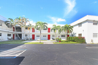 402 Lake Shore Dr in West Palm Beach, FL - Building Photo - Building Photo