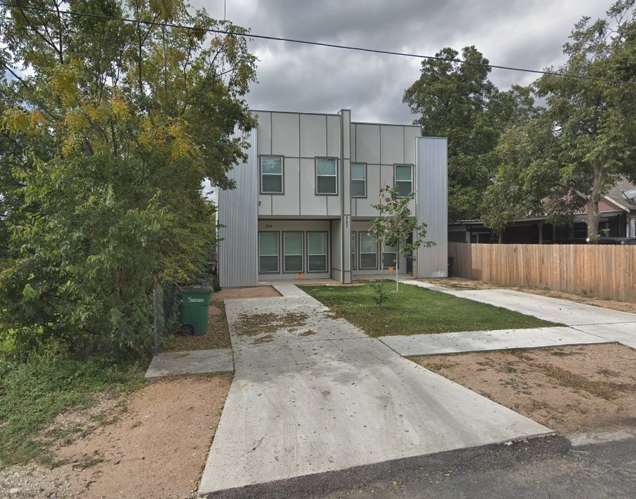 527 S Olive St in San Antonio, TX - Building Photo