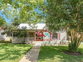 1128 Hopkins St in San Marcos, TX - Building Photo
