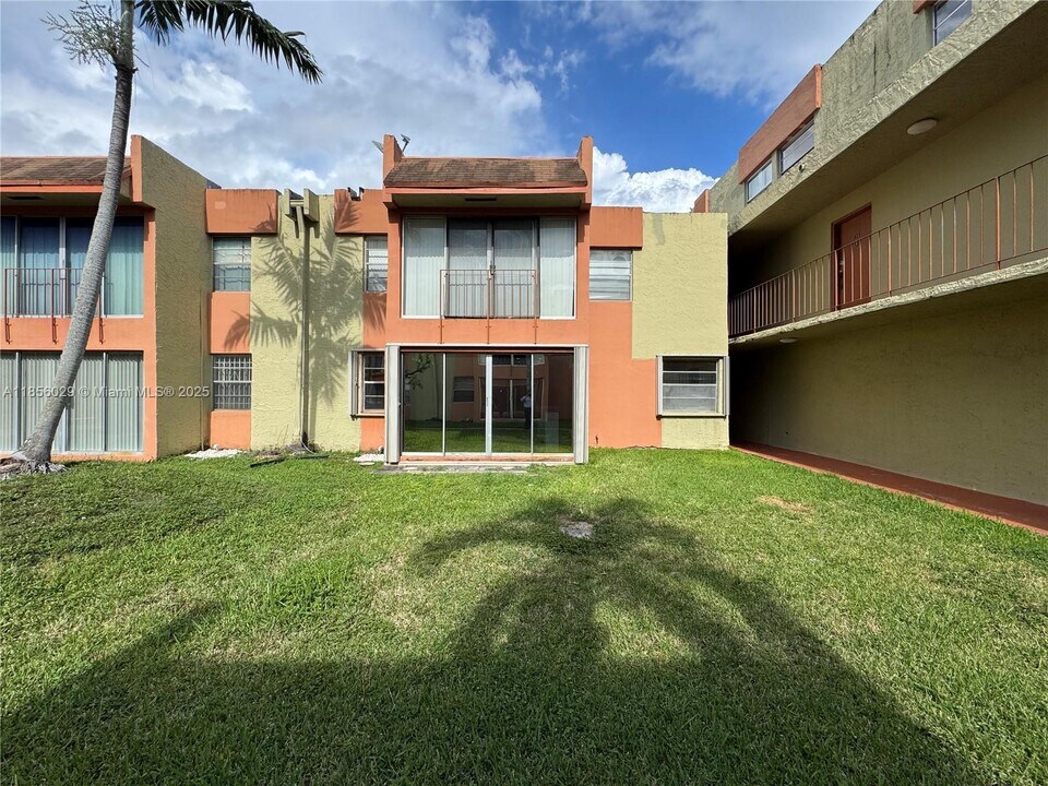 9390 W Flagler St in Miami, FL - Building Photo