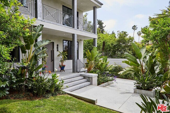 1724 N Sierra Bonita Ave in Los Angeles, CA - Building Photo - Building Photo