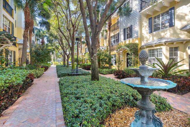 352 N Bromeliad in West Palm Beach, FL - Building Photo - Building Photo