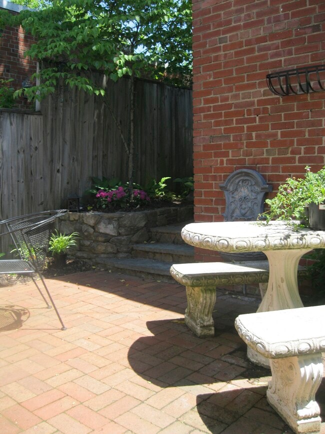 2319 Huidekoper Pl NW, Unit Basement Studio in Washington, DC - Foto de edificio - Building Photo