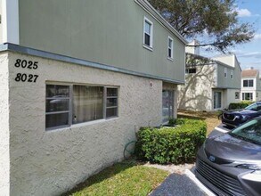 8027 Lagos De Campo Blvd in Tamarac, FL - Building Photo - Building Photo