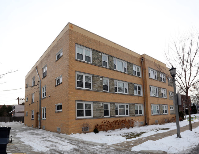 700 E Henry Clay St in Whitefish Bay, WI - Building Photo - Building Photo