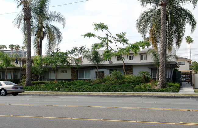 1300 W Cerritos Ave in Anaheim, CA - Building Photo - Building Photo