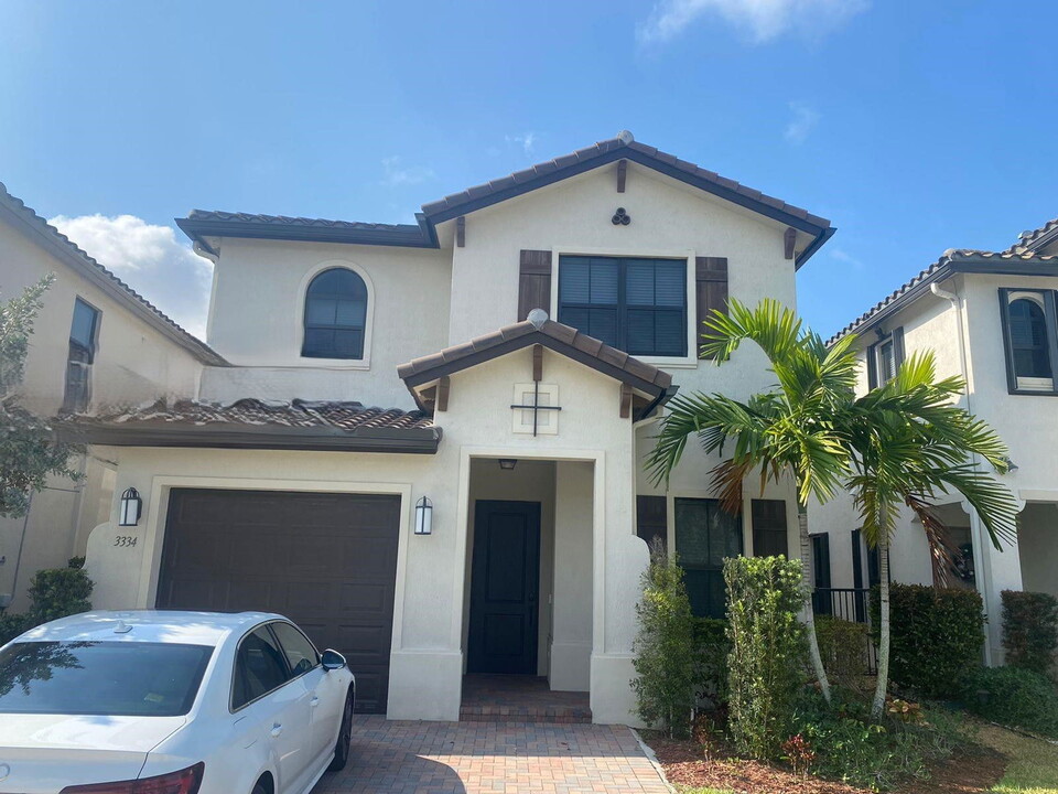 3334 W 96 Pl in Hialeah, FL - Building Photo