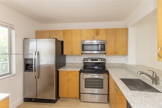 8740 N Sherman Cir in Miramar, FL - Building Photo - Building Photo