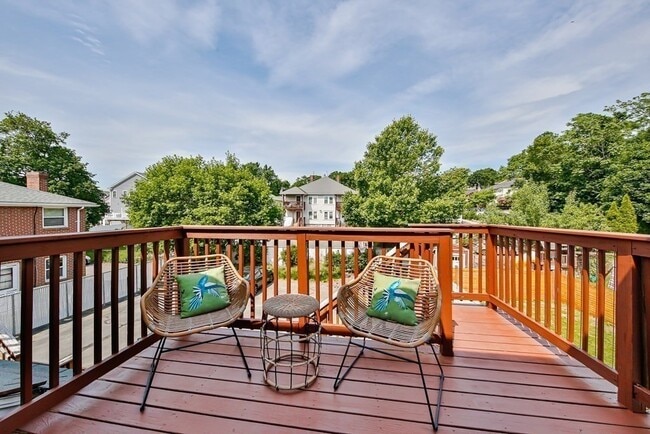 90 Francis St, Unit 4 in Waltham, MA - Foto de edificio - Building Photo