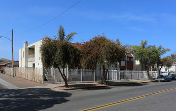 Villa Bella Apartments in Oceanside, CA - Foto de edificio - Building Photo