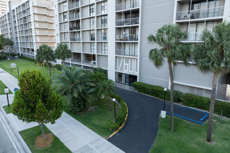 Fairview House Condominium in Sunny Isles Beach, FL - Building Photo - Building Photo