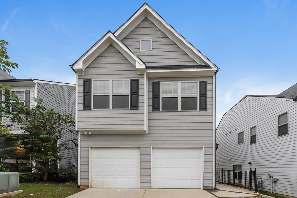 3949 Lake Manor Way in Atlanta, GA - Building Photo