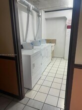 8145 NW 7th St in Miami, FL - Foto de edificio - Building Photo