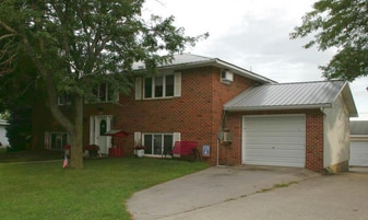 161 Maple Dr, Unit 1 in Sibley, IA - Building Photo