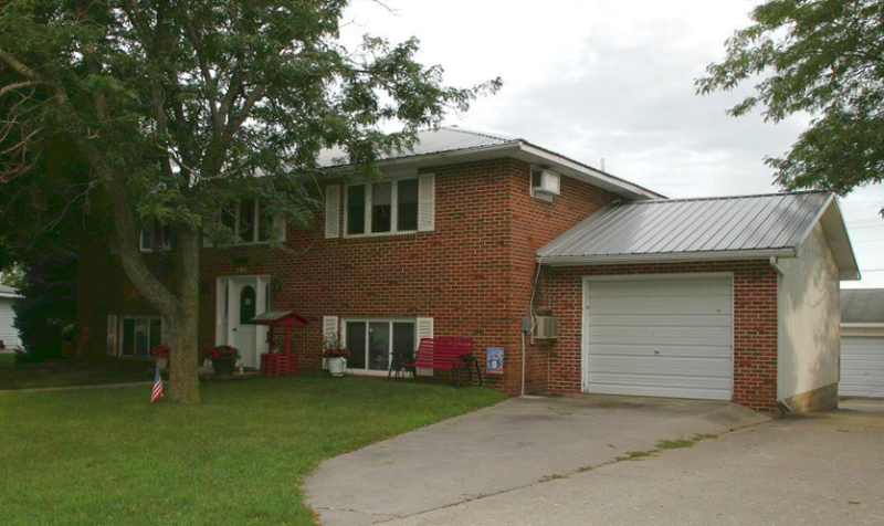 161 Maple Dr in Sibley, IA - Building Photo