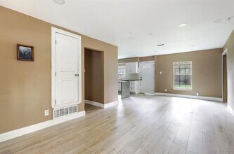 517 Thompson St in Irving, TX - Foto de edificio - Building Photo