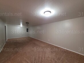 2347 S Goebel Cir in Wichita, KS - Foto de edificio - Building Photo