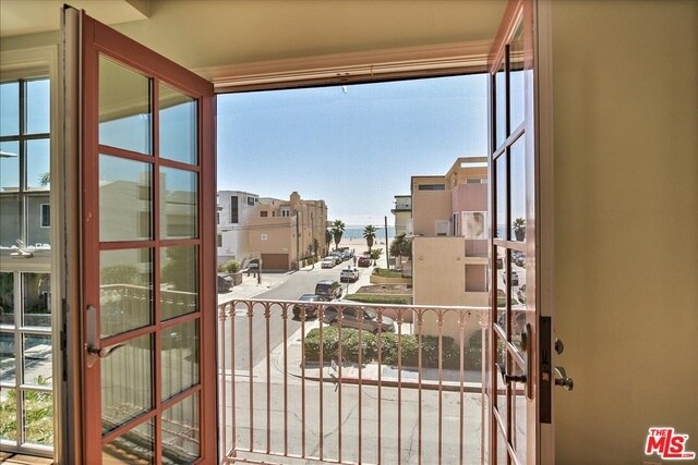 6220 Pacific Ave-Unit -202 in Los Angeles, CA - Building Photo