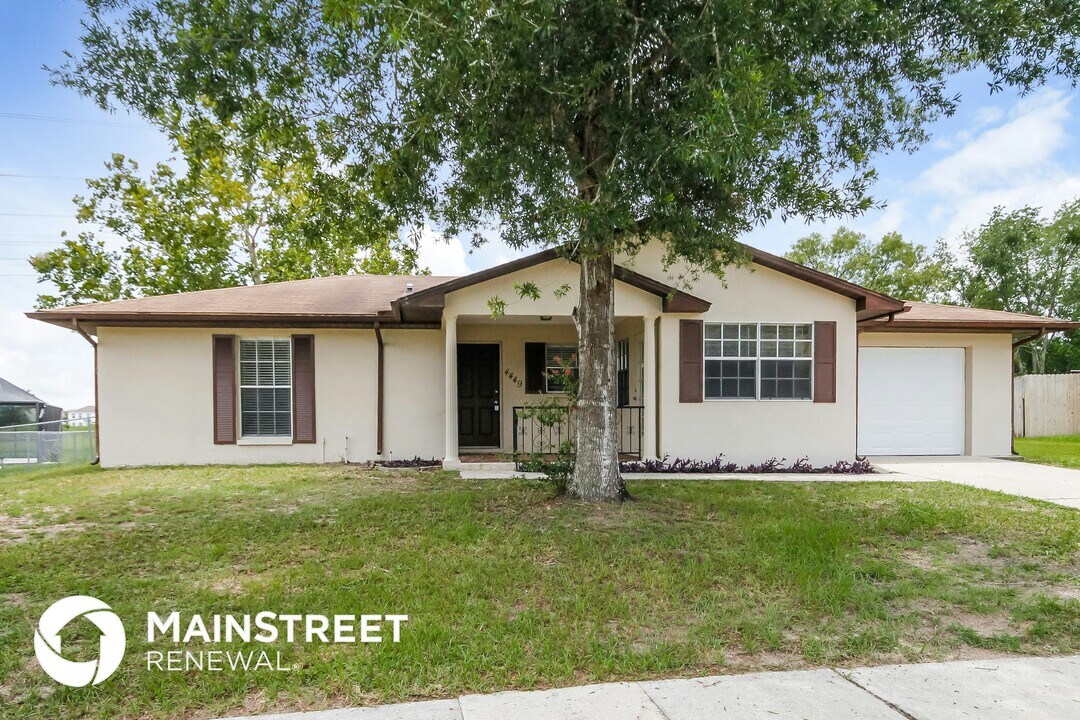 4449 Chamber Ct in Spring Hill, FL - Foto de edificio