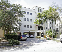 842 Salzedo St in Coral Gables, FL - Foto de edificio - Building Photo