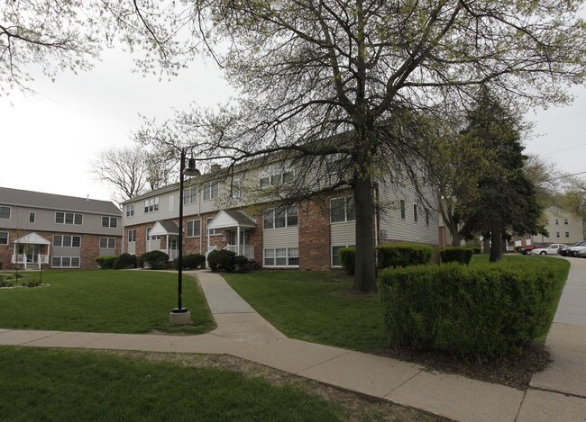 Pacific Gardens in Omaha, NE - Foto de edificio - Building Photo