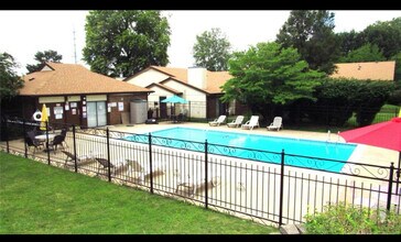 1508 Summer Run Dr, Unit 302 in Florissant, MO - Building Photo - Building Photo