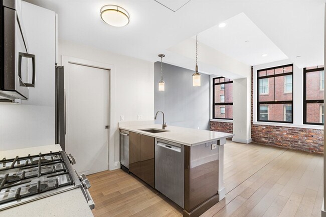 121 Portland St in Boston, MA - Foto de edificio - Building Photo