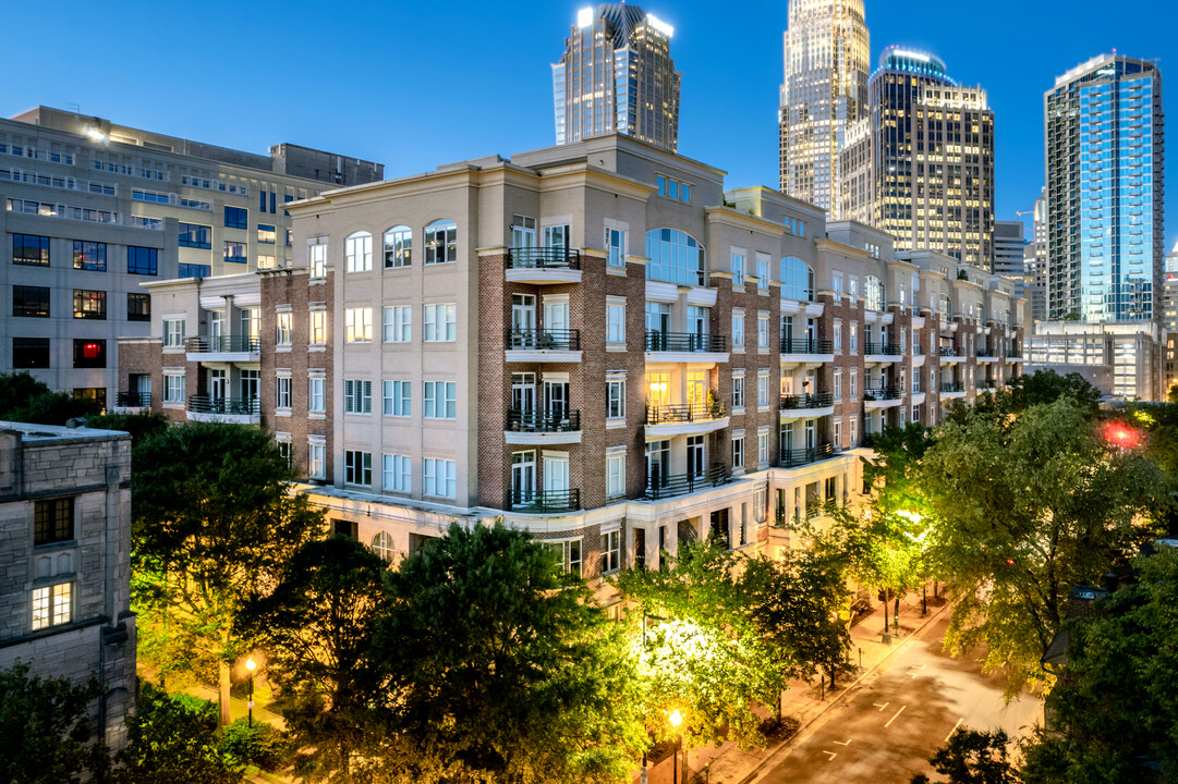 400 N Church St in Charlotte, NC - Foto de edificio