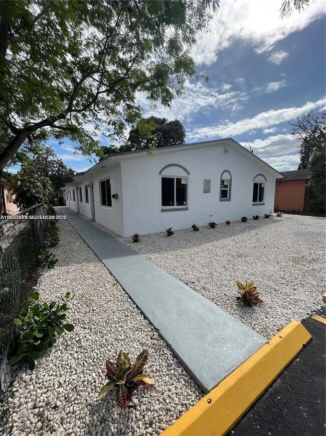 840 SW 6th Ct in Pompano Beach, FL - Building Photo - Building Photo