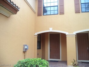 9058 Water Tupelo Rd in Ft. Myers, FL - Foto de edificio - Building Photo
