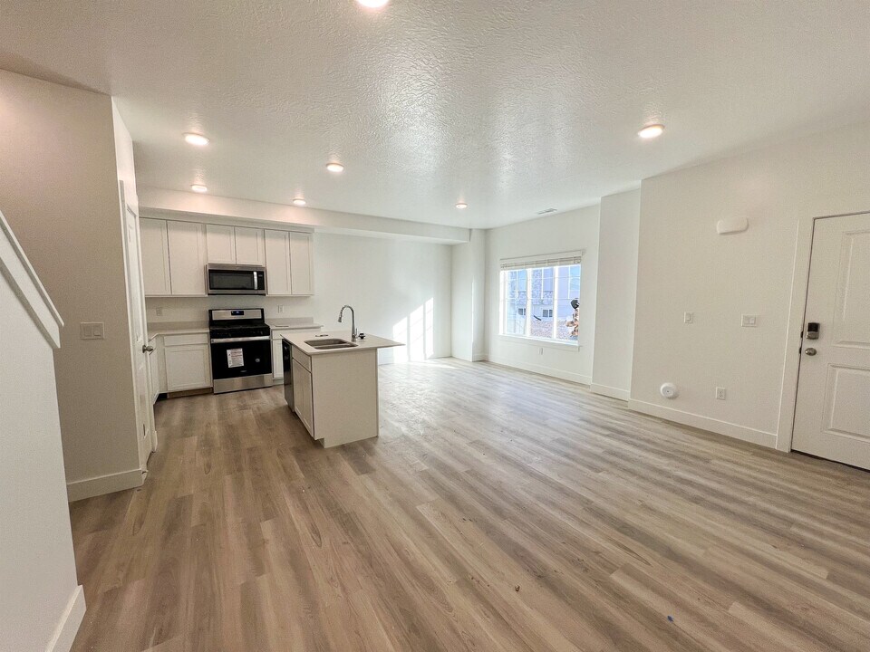 904 N 1100 E in Spanish Fork, UT - Building Photo