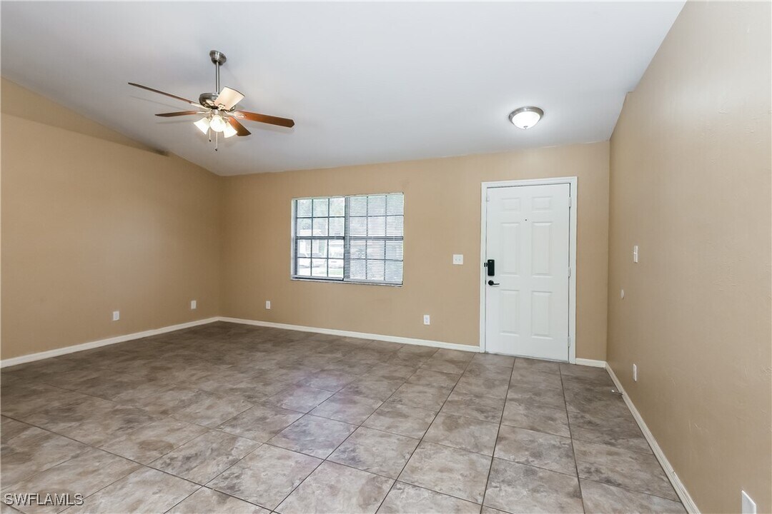18359 Hawthorne Rd in Ft. Myers, FL - Building Photo