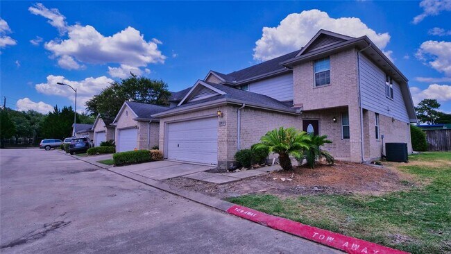 2931 Meadowglen Cove in Houston, TX - Building Photo - Building Photo