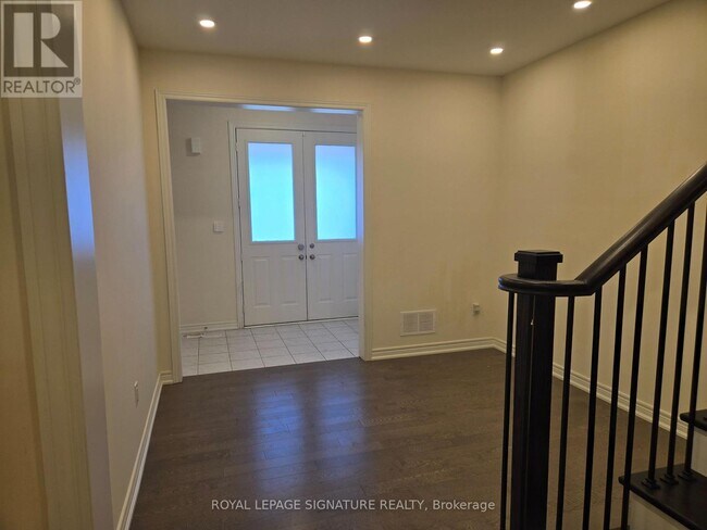 8 Beasley Grove in Hamilton, ON - Building Photo - Building Photo