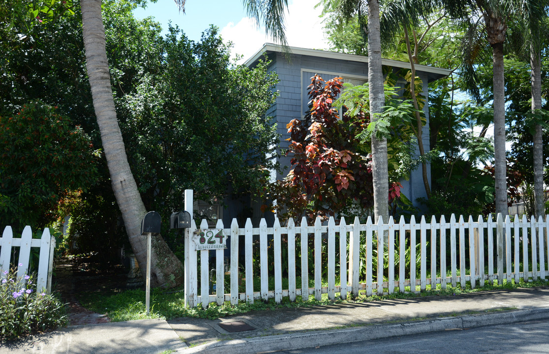 824 Mcintosh St in West Palm Beach, FL - Building Photo