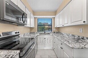 7616 La Mesita Ct in Tampa, FL - Building Photo