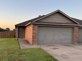 1212-1214 Sironia Trail in McGregor, TX - Building Photo