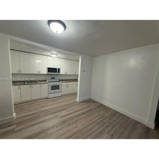 2962 NW 46th St in Miami, FL - Building Photo - Building Photo