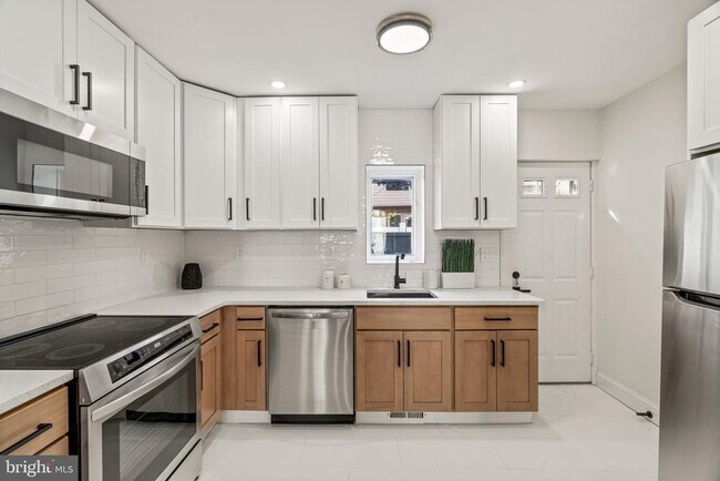 1102 Mercy St in Philadelphia, PA - Building Photo - Building Photo