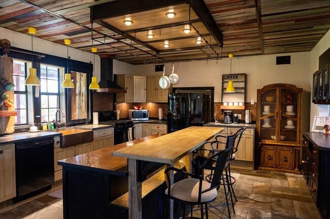 1901 Harmon Hills Rd in Dripping Springs, TX - Building Photo - Building Photo