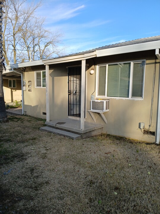 1839 Sierra Way in Marysville, CA - Building Photo