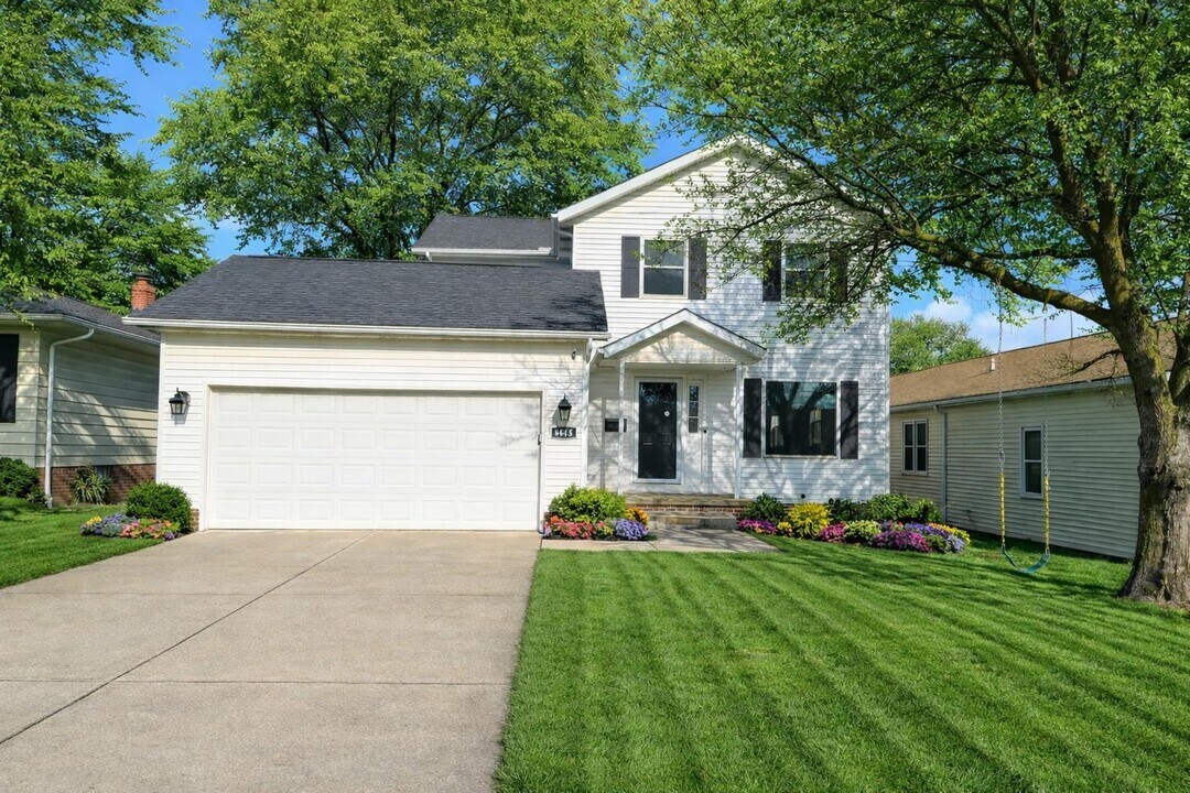 6645 Queens Park Ave in Mayfield Heights, OH - Building Photo
