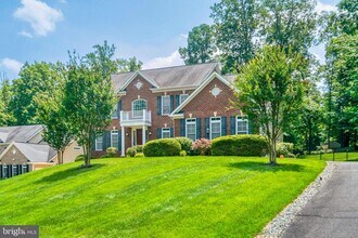 9045 John Sutherland Ln in Lorton, VA - Building Photo - Building Photo