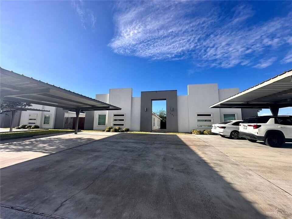 17 West Dr in Pharr, TX - Building Photo
