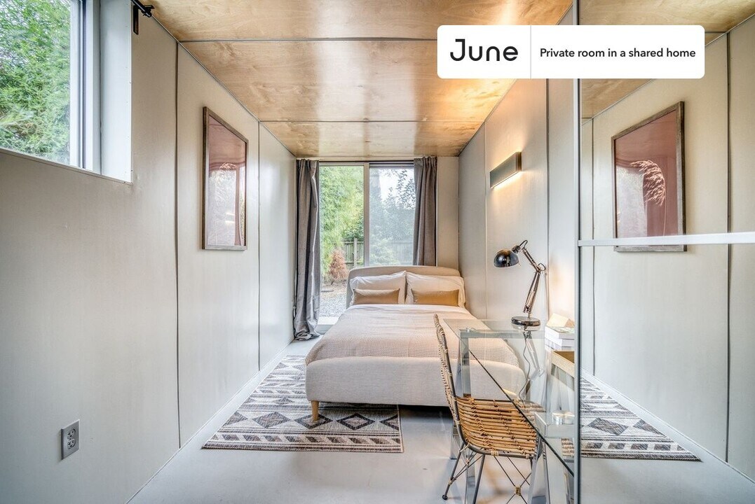 Private bedroom in 6 bed/6 bath Home in Washington, DC - Building Photo
