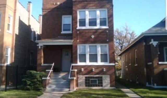 2215 N Parkside Ave in Chicago, IL - Building Photo