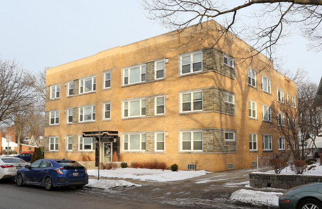 700 E Henry Clay St in Whitefish Bay, WI - Building Photo - Building Photo