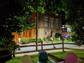 16 Ravenscroft Dr in Asheville, NC - Foto de edificio - Building Photo