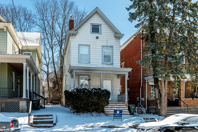 2334 Stratford Ave in Cincinnati, OH - Foto de edificio - Building Photo